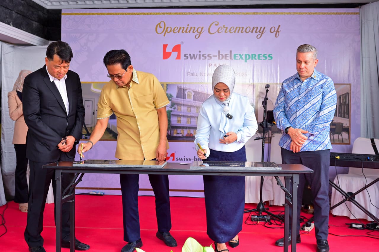 Sekretaris daerah Sulawesi Tengah, Novalina mewakili Gubernur bersama Wakil Ketua KPK, Johanis Tanak tandatangani prasasti.