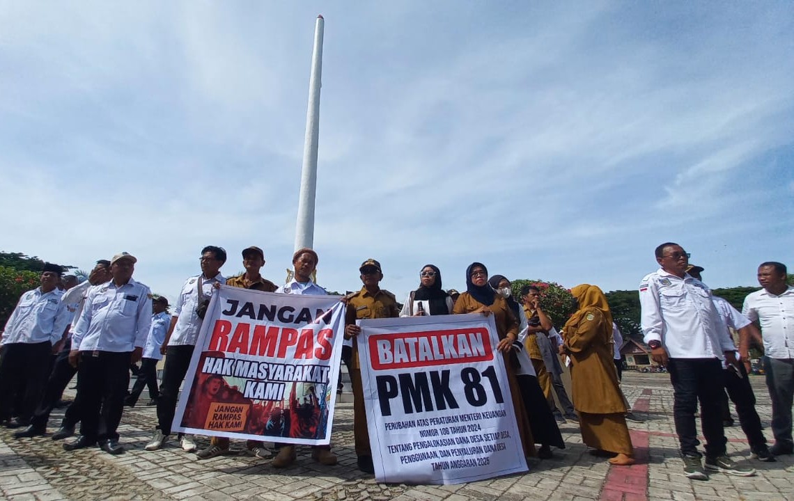 DEMO: Ratusan Kades yang tergabung dalam APDESI Kabupaten Parimo menggelar aksi demonstrasi menolak PMK Nomor 81 Tahun 2025, Senin (01/12/2025).9FOTO: ROY LASAKKA/RADAR PALU).