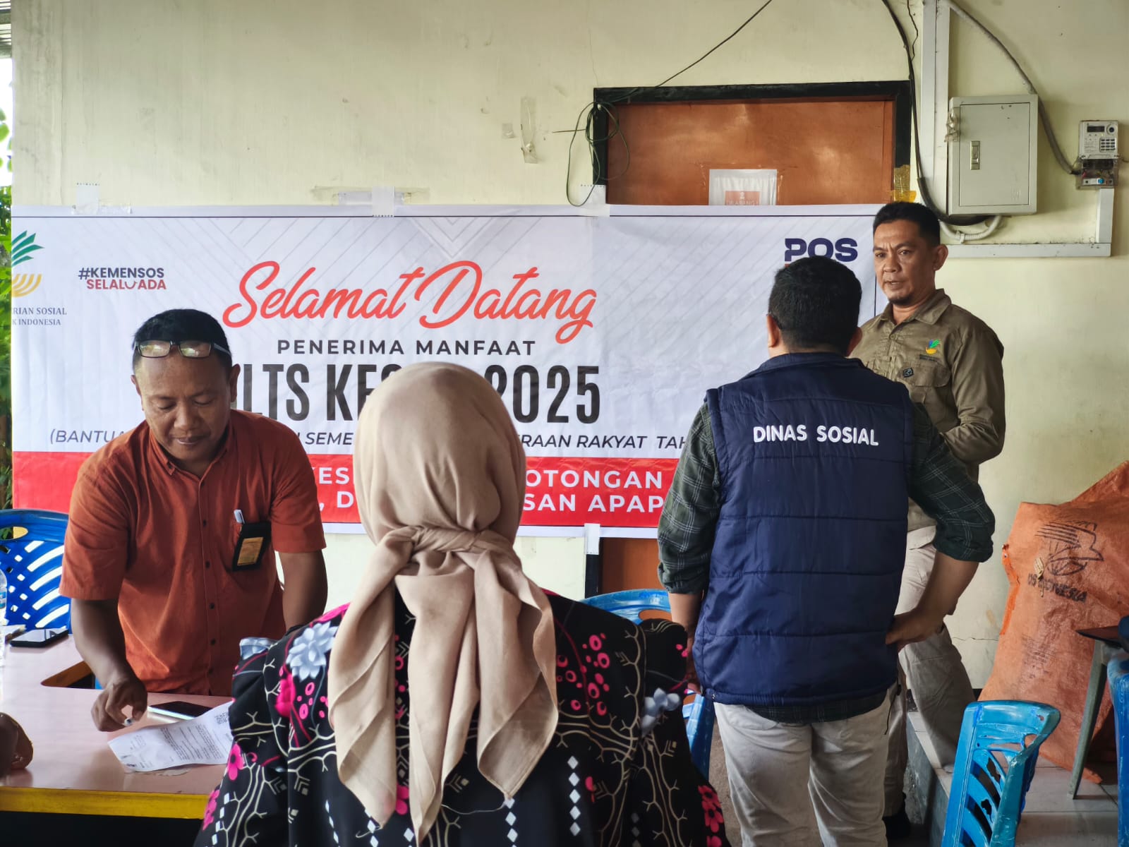 PENYALURAN : Proses penyaluran BLTS di Poso.(FOTO: BUDIYANTO WIHARTO/RADAR PALU).