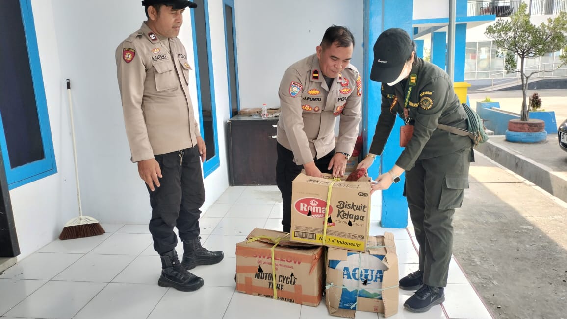 OPERASI : Tampak polisi melakukan pemeriksaan barang di pelabuhan Luwuk, Minggu (30/11/2025).(FOTO: NENDRA PRASETYA/RADAR PALU).