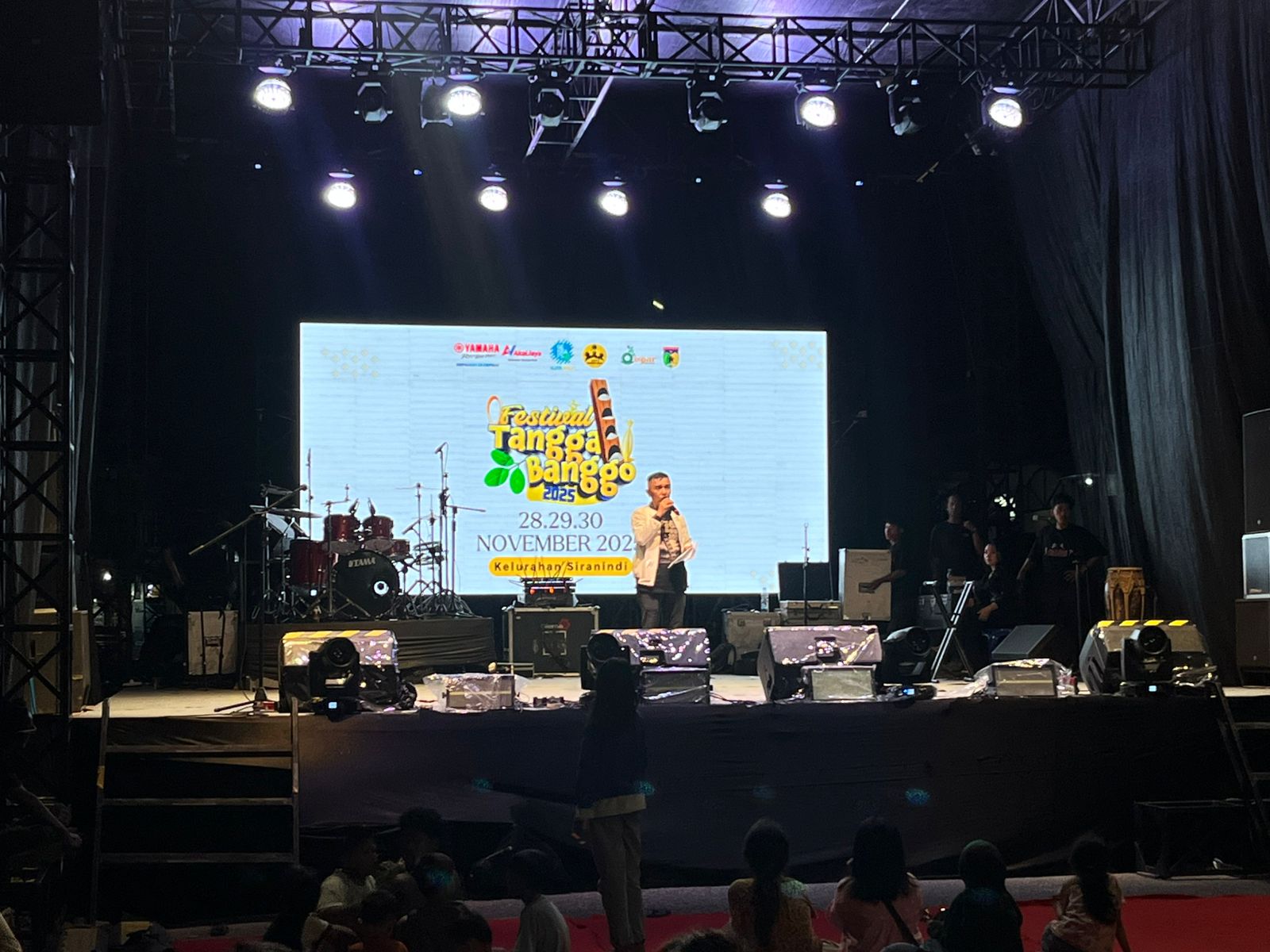 TEMBUS NASIONAL : Kepala Kepala Dinas Pariwisata Kota Palu, Ridwan Mustapa saat menutup secara resmi kegiatan Festival Tangga Banggo, Minggu malam.