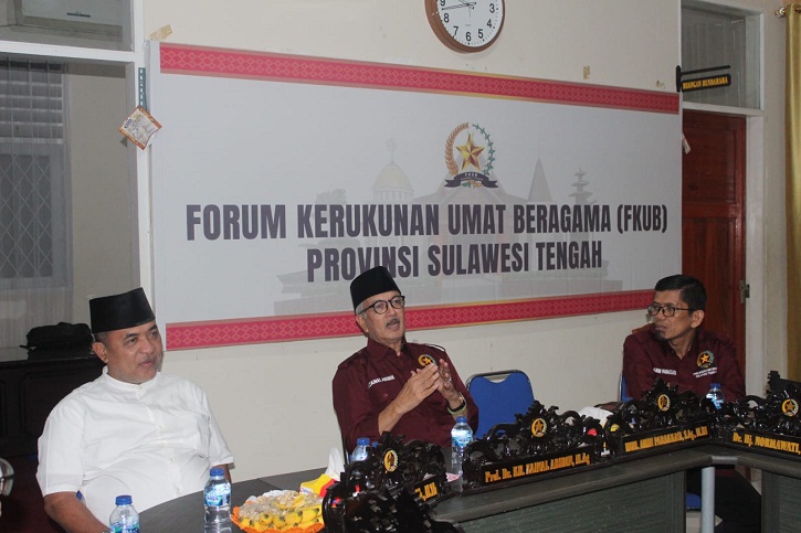 Prof. Zainal Abidin menyampaikan strategi memperkuat kerukunan lewat dialog lintas iman dan pemberdayaan pemuda dalam kegiatan PKUB Kemenag RI di Palu.
