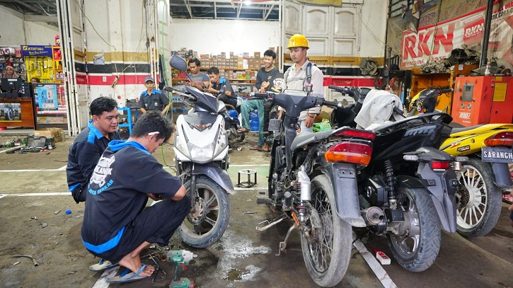 Pekerja IMIP beraktivitas di pusat ekonomi Bahodopi yang kini dipadati UMKM lokal seiring lonjakan konsumsi harian.