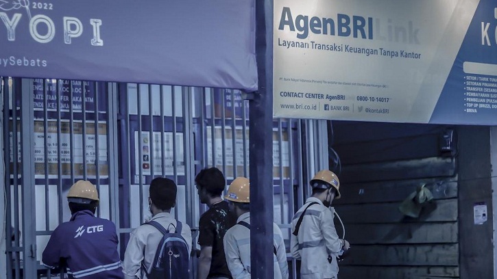 Pekerja IMIP beraktivitas di pusat ekonomi Bahodopi yang kini dipadati UMKM lokal seiring lonjakan konsumsi harian.