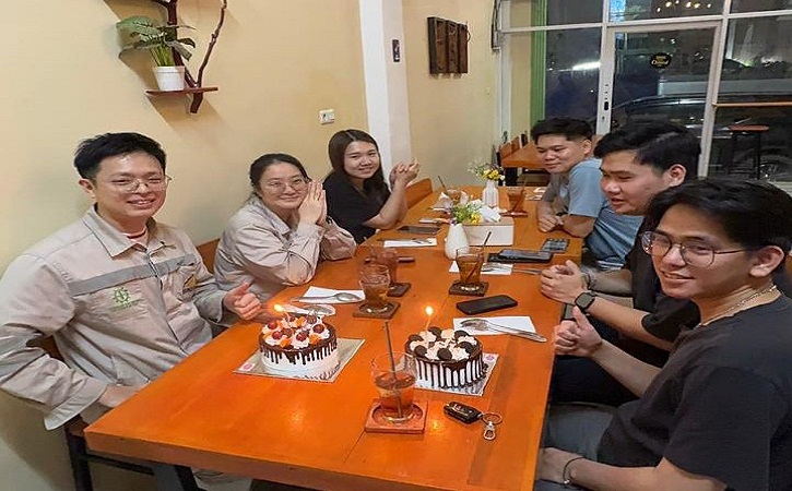 Pekerja IMIP beraktivitas di pusat ekonomi Bahodopi yang kini dipadati UMKM lokal seiring lonjakan konsumsi harian.