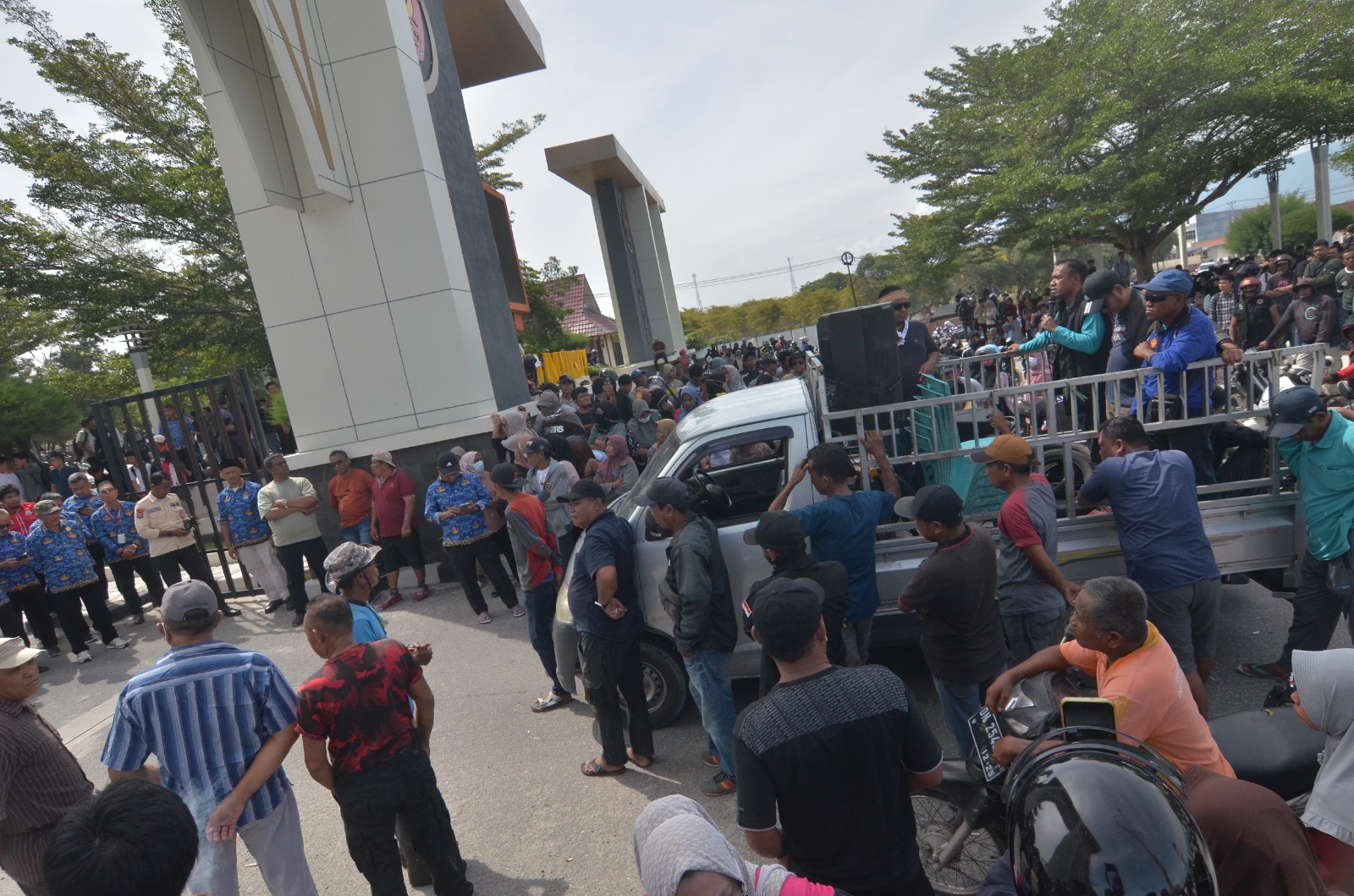 SAMPAIKAN ASPIRASI:  Perwakilan Aliansi Masyarakat Tondo menyampaikan aspirasi di depan gerbang Universitas Tadulako, meminta sanksi tegas bagi mahasiswa yang terlibat aksi kekerasan dan pengeroyokan.