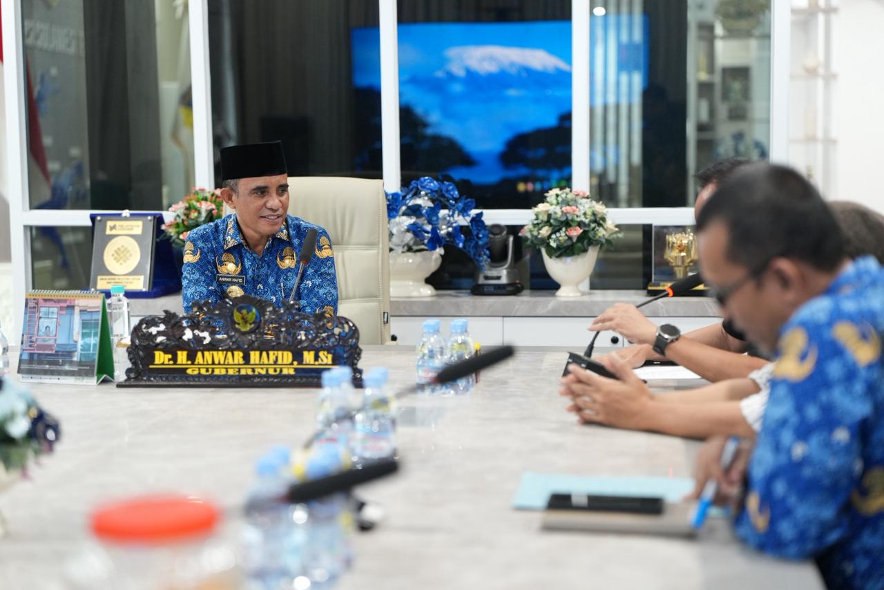 Gubernur Sulteng Anwar Hafid pimpin rapat persirapat Fornas 2027, finalisasi logo, maskot dan jingle, di ruang kerjanya, Senin (1/12/2025).
