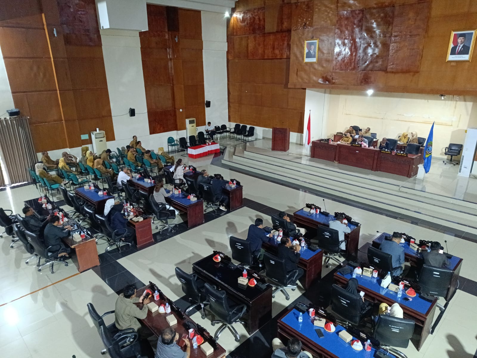 HAK ANGKET: Rapat paripurna DPRD Parimo yang turut membahas usulan hak angket, Senin (01/12/2025).(FOTO: ROY LASAKKA/RADAR PALU).