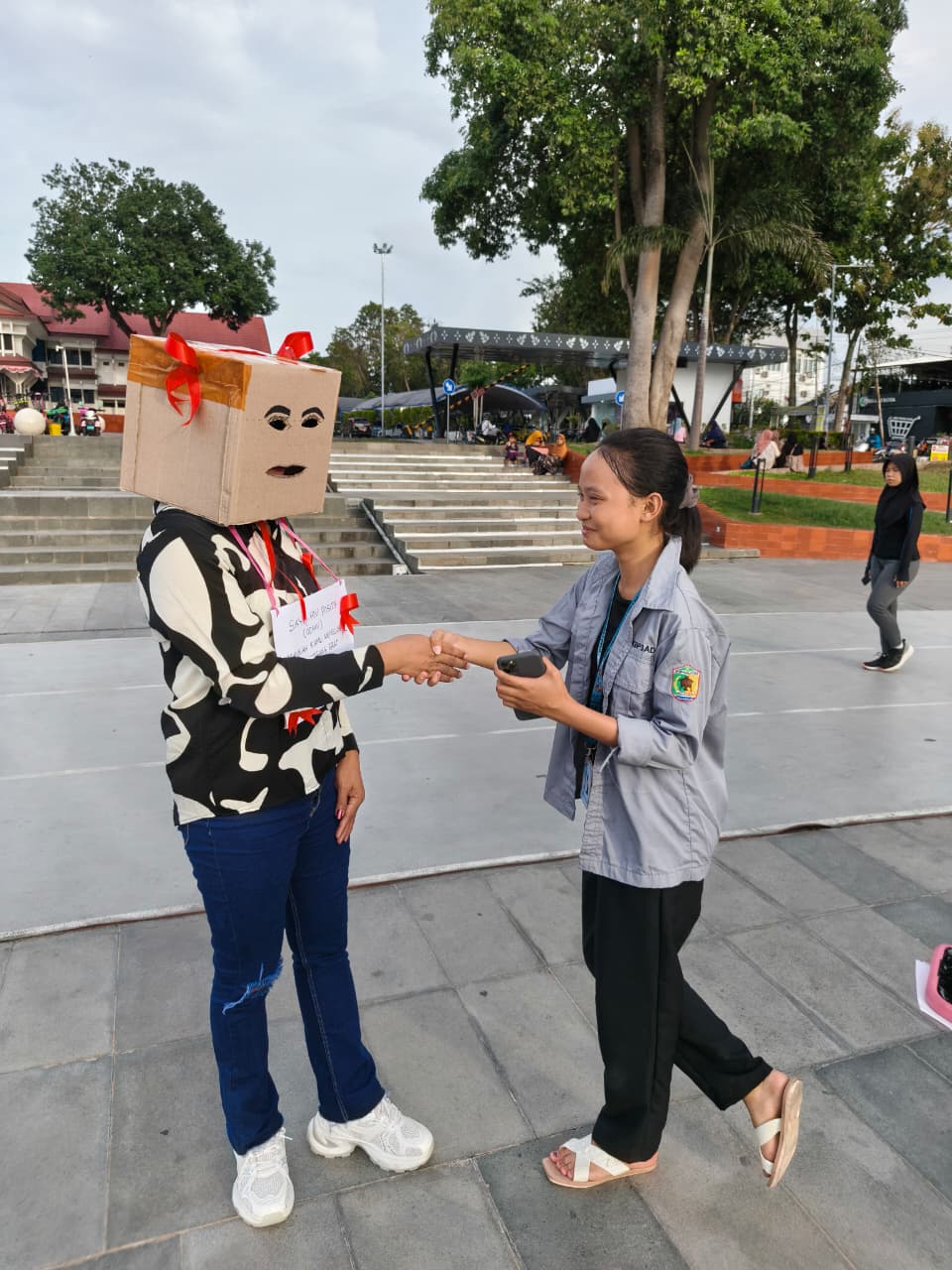 EKSPERIMEN SOSIAL: Salah satu bentuk kampanye kesehatan Hari AIDS Sedunia yakni berupa eksperimen sosial dengan menghadirkan ODHIV di Lapangan Vatulemo pada Senin (1/11/2025).