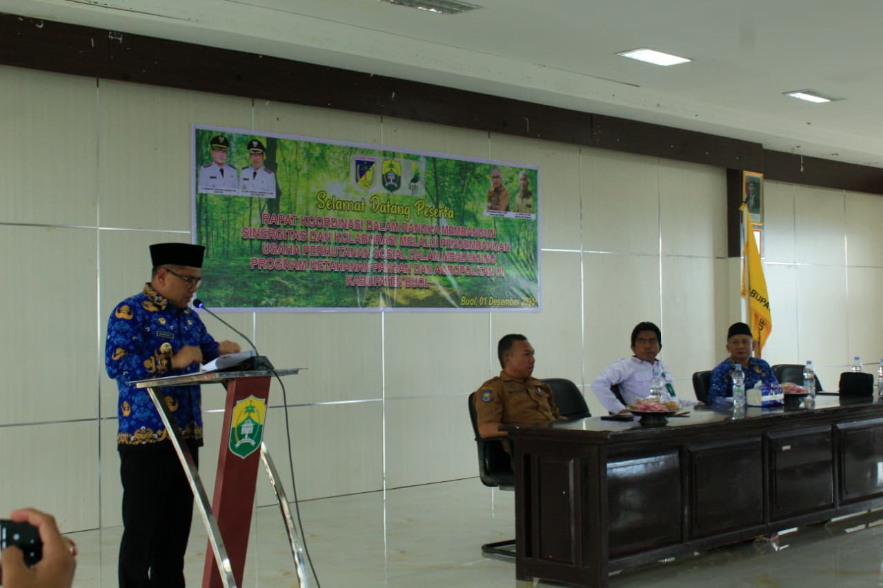 SAMBUTAN : Bupati Buol, H. Risharyudi Triwibowo saat memberikan sambutan, di rakor yang digelar oleh Dinas Kehutanan Sulteng di Kabupaten Buol.(FOTO: ISTIMEWA/RADAR PALU).