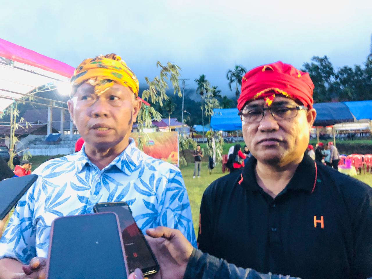 JALAN: Bupati Sigi Moh. Rizal Intjenae dan Wabup Samuel Yansen Pongi.(FOTO: ANGEL SUMBARA/RADAR PALU).