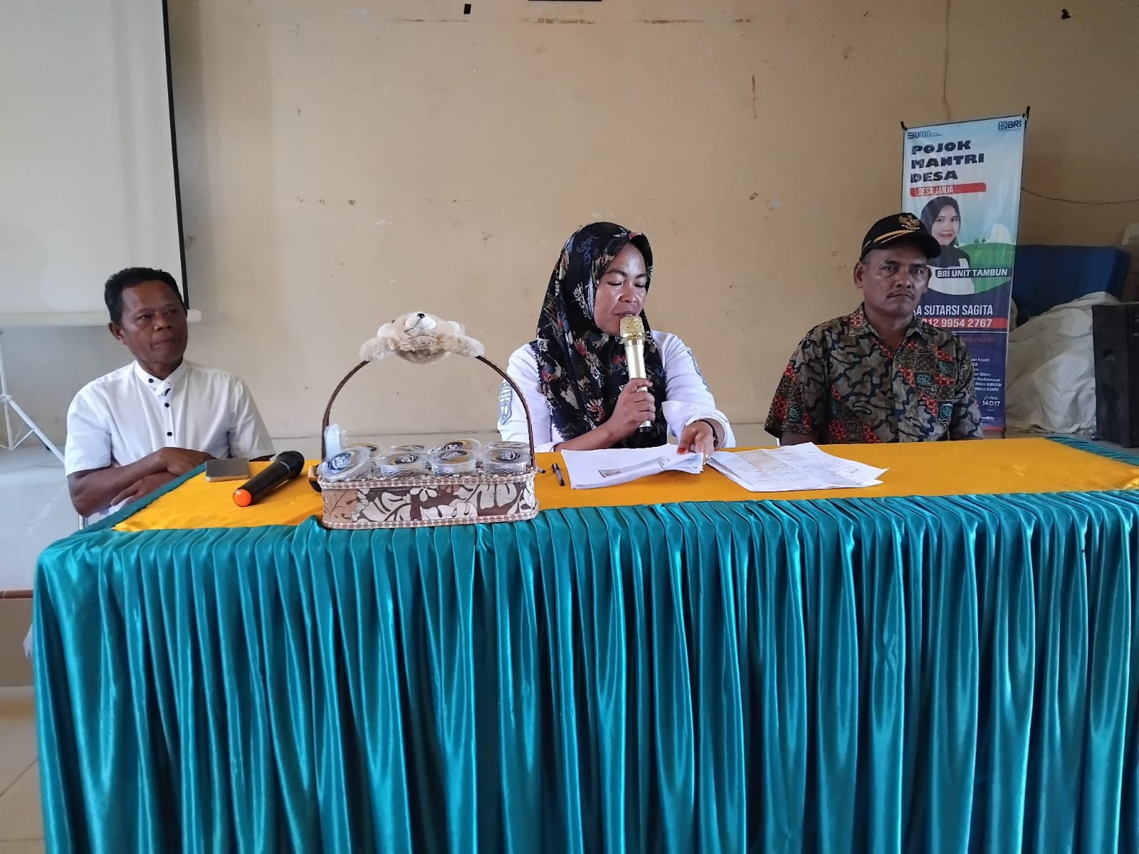 RAPAT : Kades Janja, Lampasio, Agustina, sedang memimpin rapat bersama warga.(FOTO: ISTIMEWA/RADAR PALU).