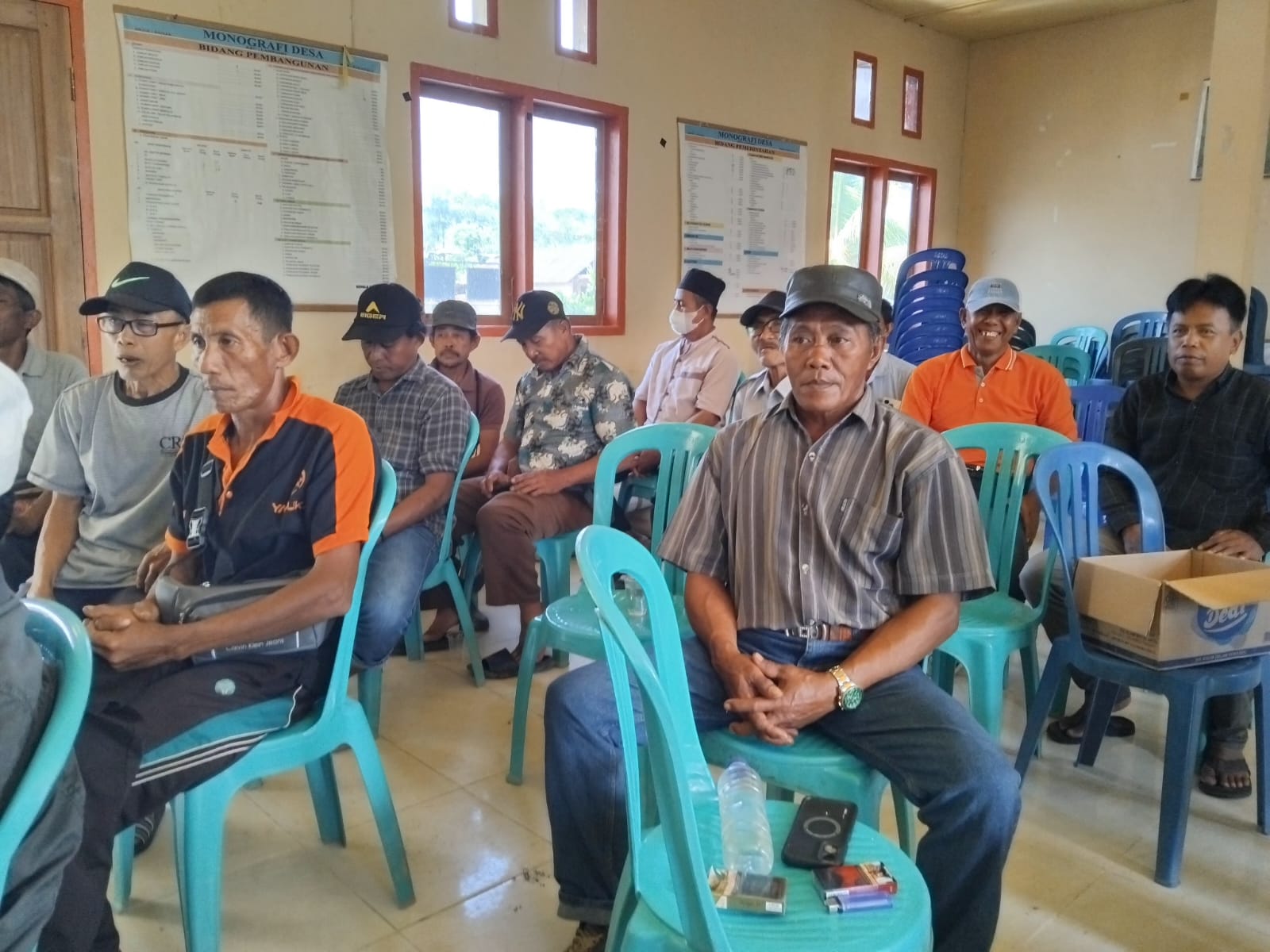 WARGA : Tampak warga Desa Janja, Kecamatan Lampasio, yang mengikuti rapat di Balai Desa Janja.(FOTO: ISTIMEWA/RADAR PALU).