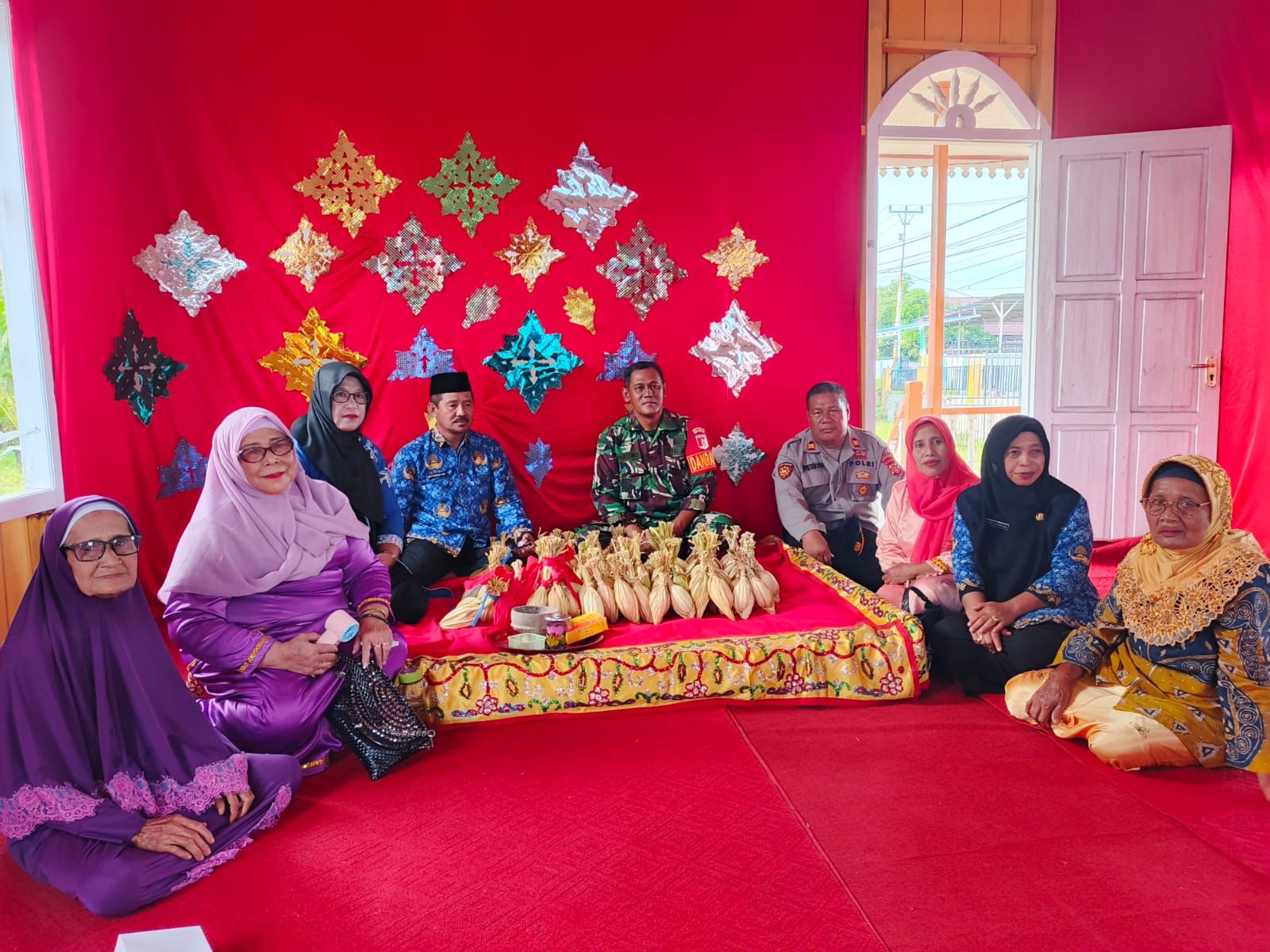 ADAT: Prosesi adat pengantaran telur maleo atau mombawa tumpe, di Batui, Kabupaten Banggai, Senin (1/12/2025).(FOTO: NENDRA PRASETYA/RADAR PALU).