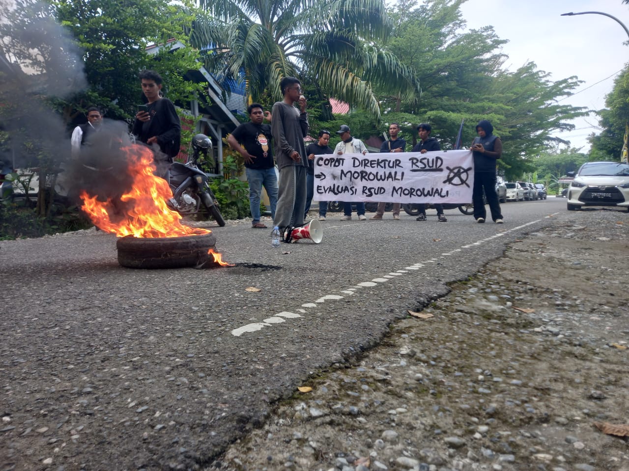 MINTA DICOPOT: GRD-KK Morowali saat menggelar unjuk rasa meminta agar Direktur RSUD.(FOTO: SUPRIYONO/RADAR PALU).
