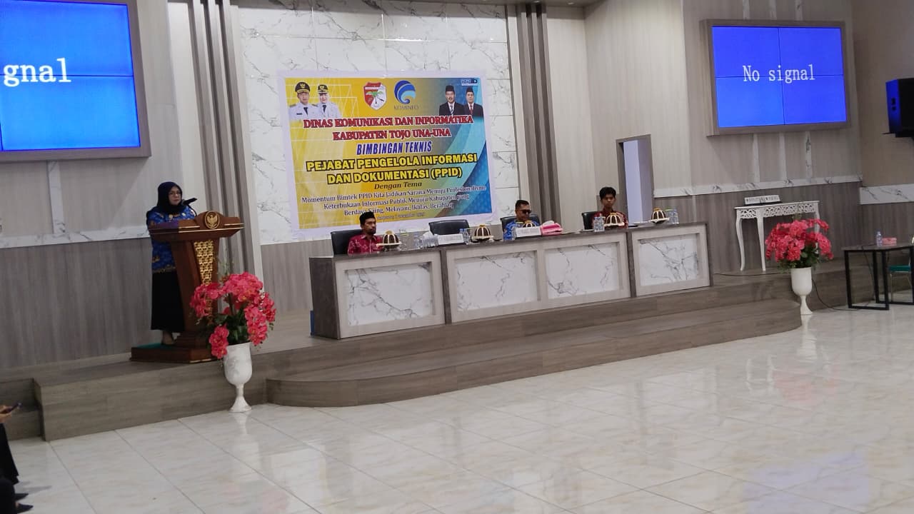 BIMTEK : Diskominfo Touna menggelar Bimtek PPID TA 2025, di auditorium Kantor Bupati, Senin (1/12/2025).(FOTO: HERIYANTO LIMAHU/RADAR PALU).