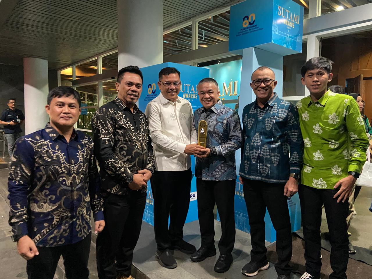 UKIR SEJARAH : Wali Kota Palu, H Hadianto Rasyid (tengah) bersama jajaran OPD DLH Kota Palu saat mengabadikan momen usai menerima piala penghargaan dari ajang Sutami Award 2025.