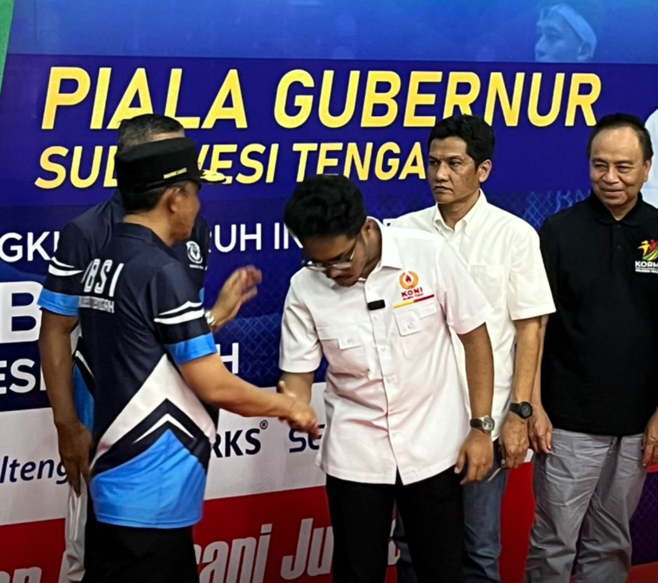 Gubernur Sulawesi Tengah bersama Ketua Umum KONI Sulteng saat menghadiri pembukaan Kejuaraan Provinsi PBSI Sulteng.