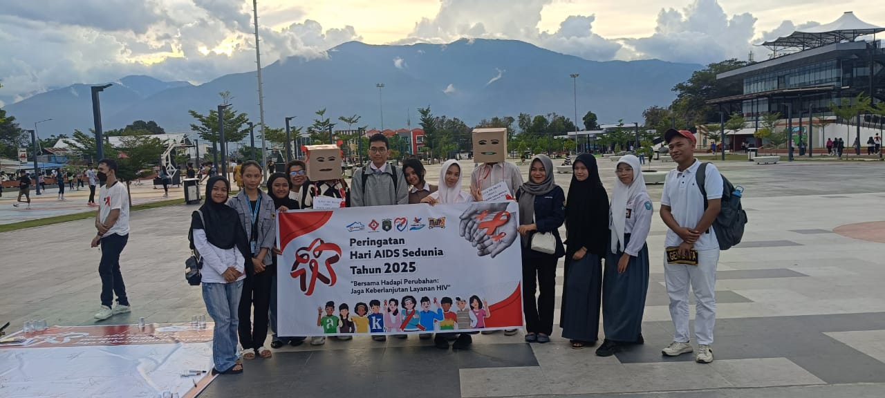 PERINGATI HARI AIDS SEDUNIA: Tim Yayasan Banuata Pura, Poltekkes Palu dan mahasiswa, menggelar peringatan Hari AIDS Sedunia di Lapangan Vatulemo pada Senin (1/12/2025).