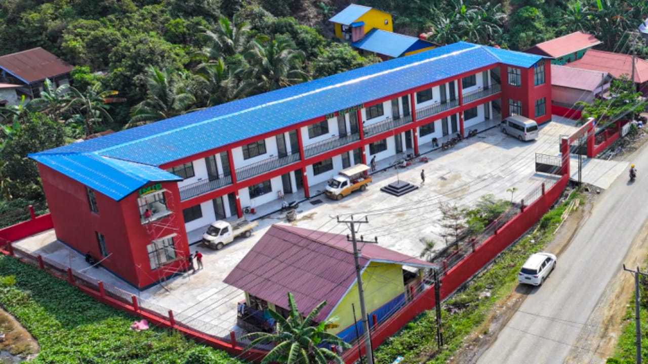 Bupati Morowali Iksan Baharudin meresmikan bangunan baru SDN Kurisa hasil revitalisasi PT IMIP dan PT DSI di Desa Fatufia.