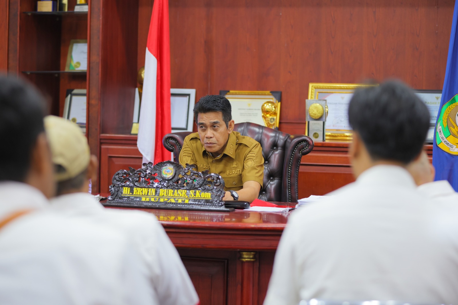 RAPAT : Bupati Parimo, Erwin Burase, sedang memimpin rapat. (FOTO: ISTIMEWA/RADAR PALU).
