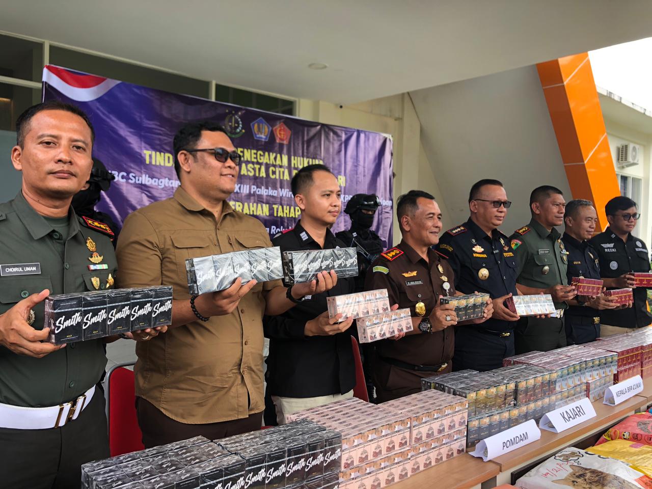 DITANGKAP : Polires Sigi, berhasil meringkus pelaku pengedaran rokok illegal di Kabupaten Sigi.(FOTO: ANGEL SUMBARA/RADAR PALU).