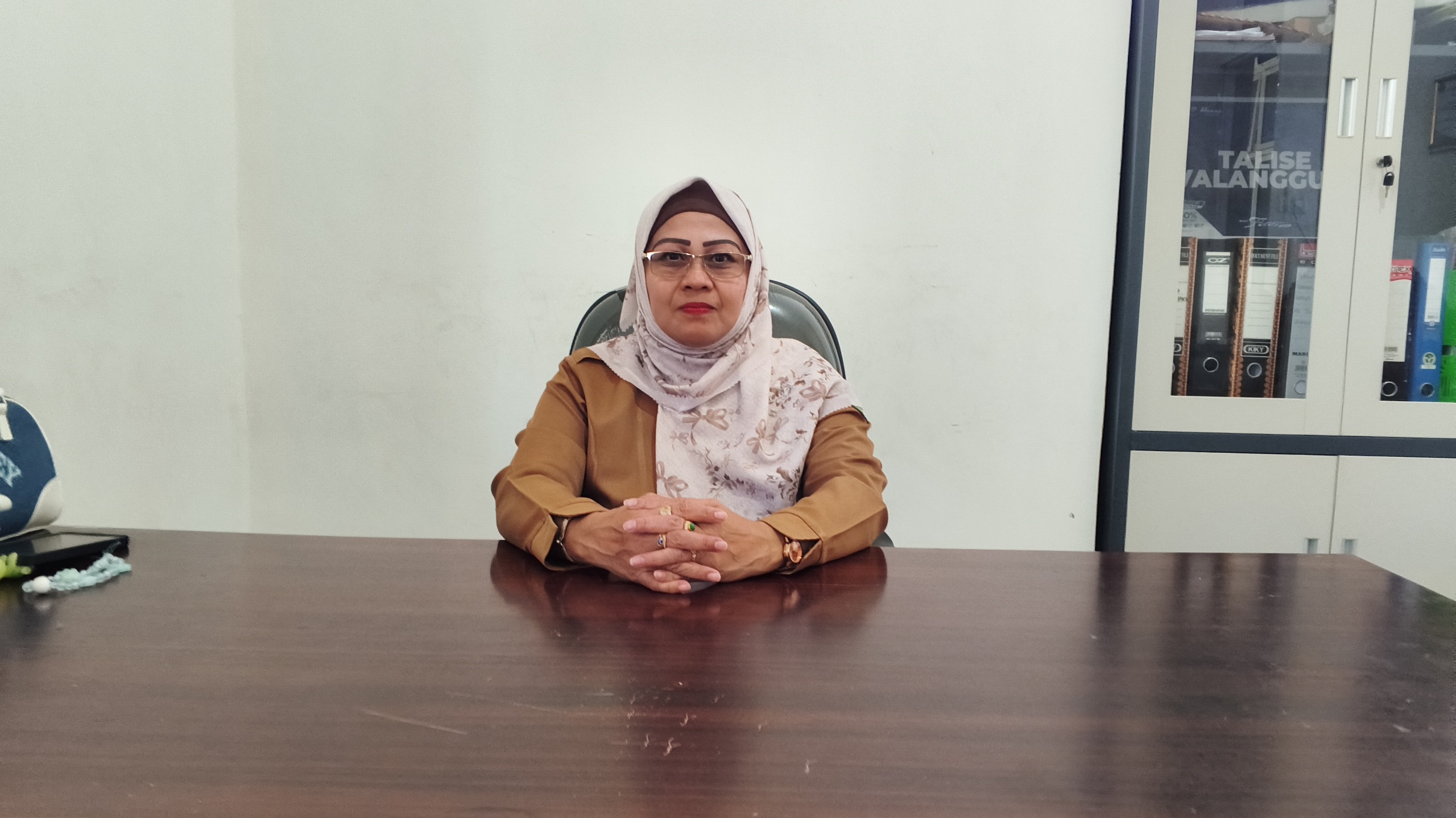PUNYA PROGRAM PRIORITAS: Lurah Talise Valangguni, Hj Dewi Angriyani SPt saat ditemui di ruang kerjanya pada Selasa (2/12/2025). Dia memaparkan seputar program prioritas di keluarahannya.   &lrm;