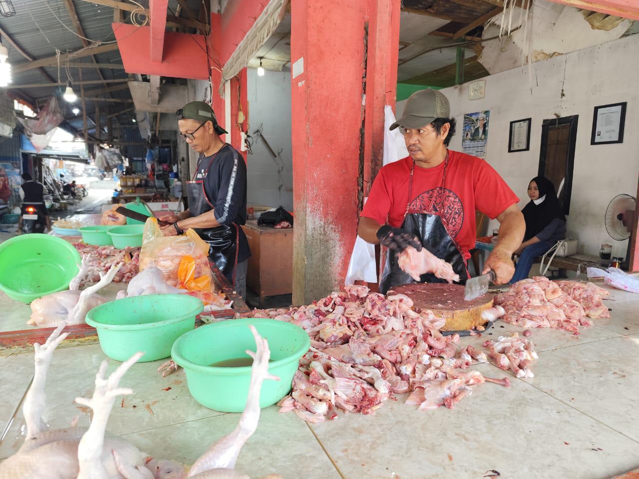 PEDAGANG : Pedagang daging ayam sedang menjajakan jualannya.(ANGEL SUMBARA/RADAR PALU).