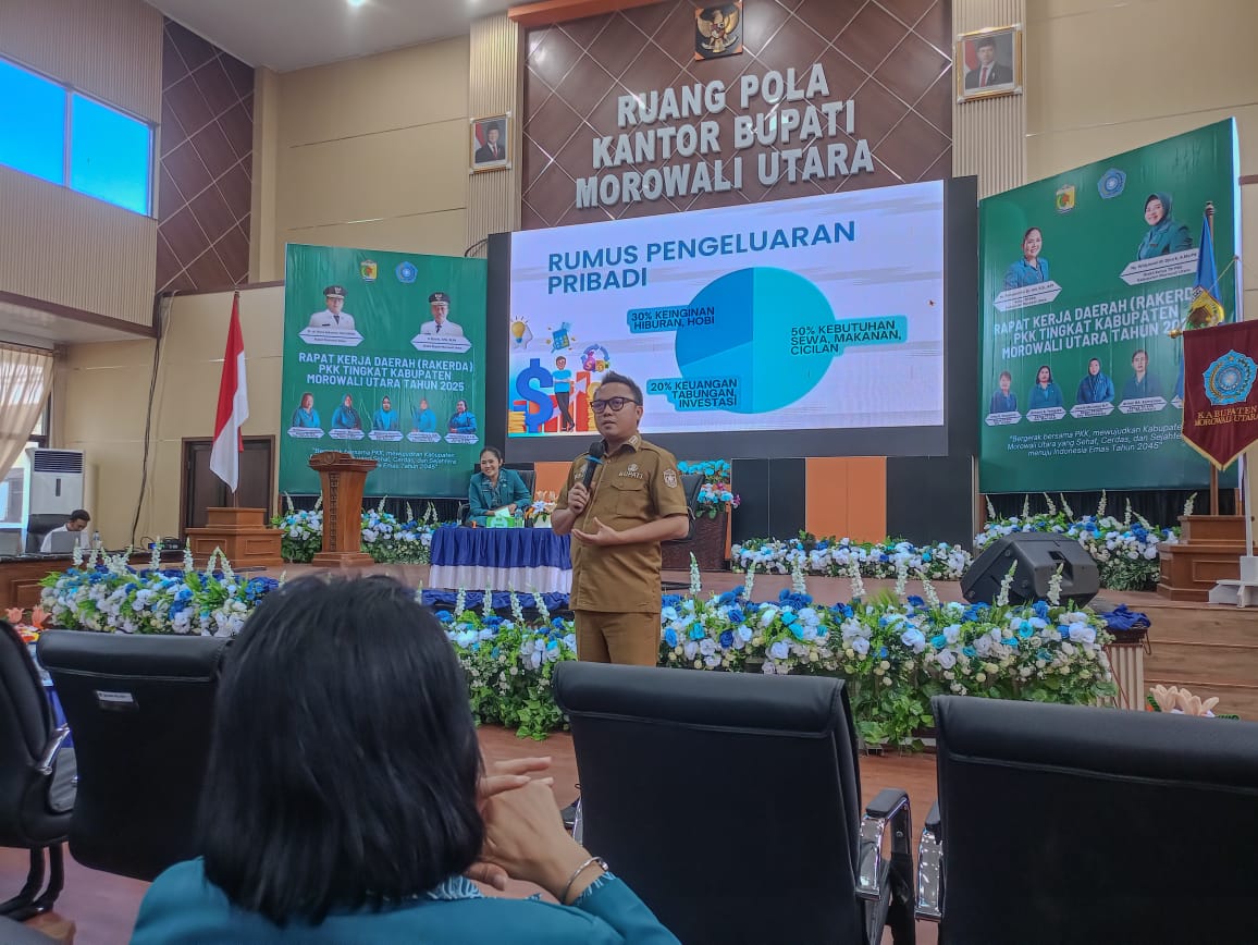 MATERI : Bupati Morut, Delis Julkarson Hehi, membawakan materi tentang keuangan keluarga dalam Rakerda PKK Morut di Ruang Pola Kantor Bupati, Selasa (2/12/2025).(FOTO: ILHAM NUSI/RADAR PALU).
