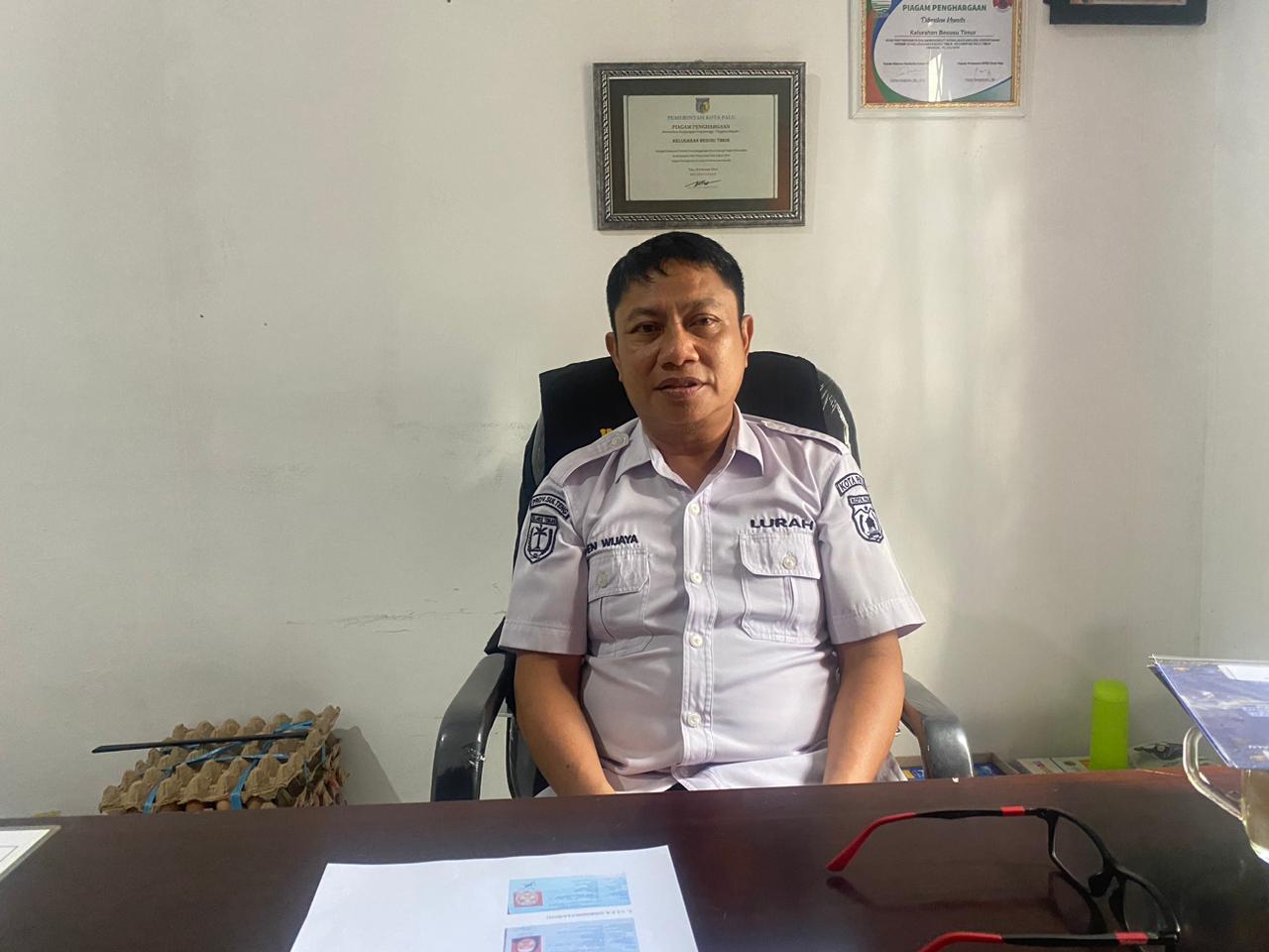 UNGKAP KEBERHASILAN DAPUR STUNTING: Lurah Besusu Timur, Deden Adna Wijaya saat ditemui di ruang kerjanya pada Rabu (3/12/2025). Dia mengungkapka keberhasilan dapur stunting di wilayah kerjanya.