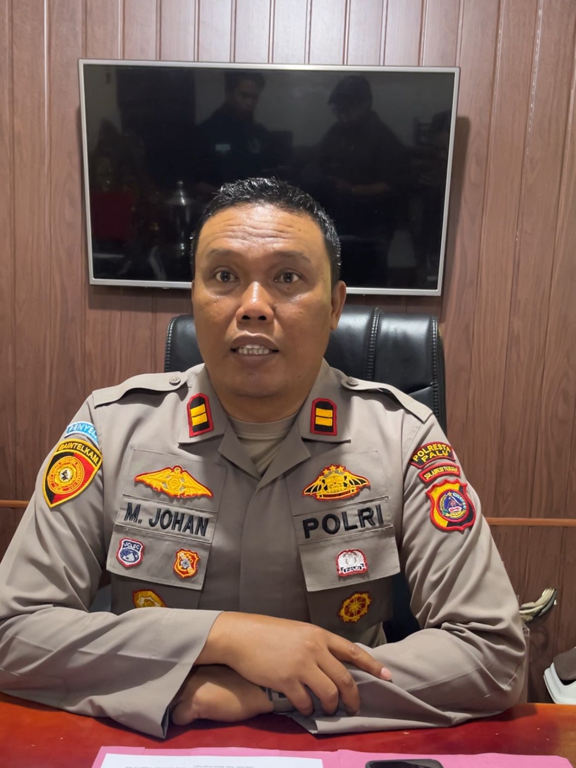 BERI KETERANGAN: Iptu Makmur Johan memberikan keterangan terhadap proses penyelidikan kasus pencurian kabel EWS.
