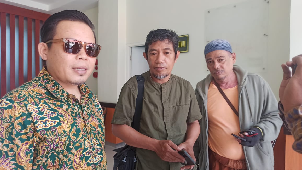 Anggota Tim Hukum Penyelamat Alkhairaat (T-HPA), Ujang Hermansyah, saat memberikan keterangan kepada wartawan Radar Palu terkait keberatan atas penghentian penyelidikan dugaan pemalsuan akta Yayasan.