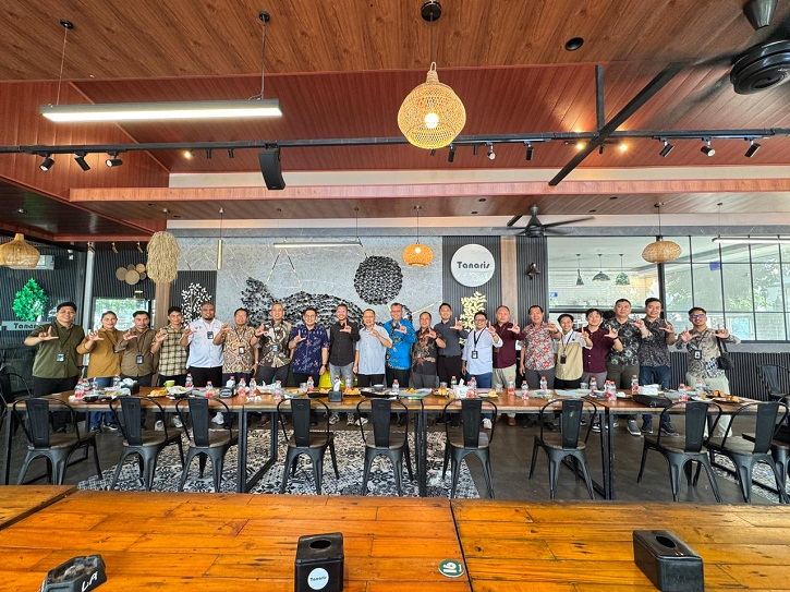 Foto bersama Area Head BRI Sulteng Asep Suhendra berbincang akrab bersama Manajemen Radar Palu dan mitra keuangan dalam agenda rutin Ngopi Bareng di Palu.