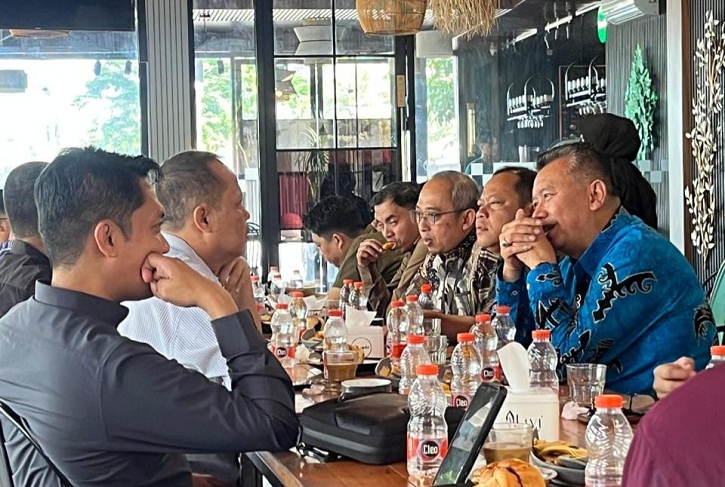Fokus pada makna strategis &ldquo;coffee meeting&rdquo; sebagai forum membangun ekosistem bisnis keuangan dan media.