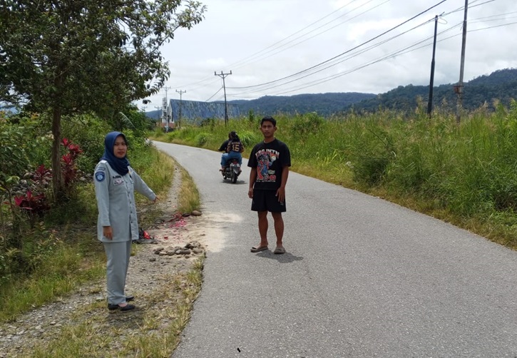 Petugas  gabungan Satlantas Polres Poso melakukan olah TKP kecelakaan maut di Jalan Trans Sulawesi, Desa Wuasa.