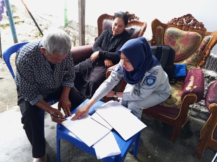 Petugas Jasa Raharja Poso melakukan pendampingan terhadap ahli waris korban kecelakaan di Desa Wuasa, Lore Utara, Kabupaten Poso.