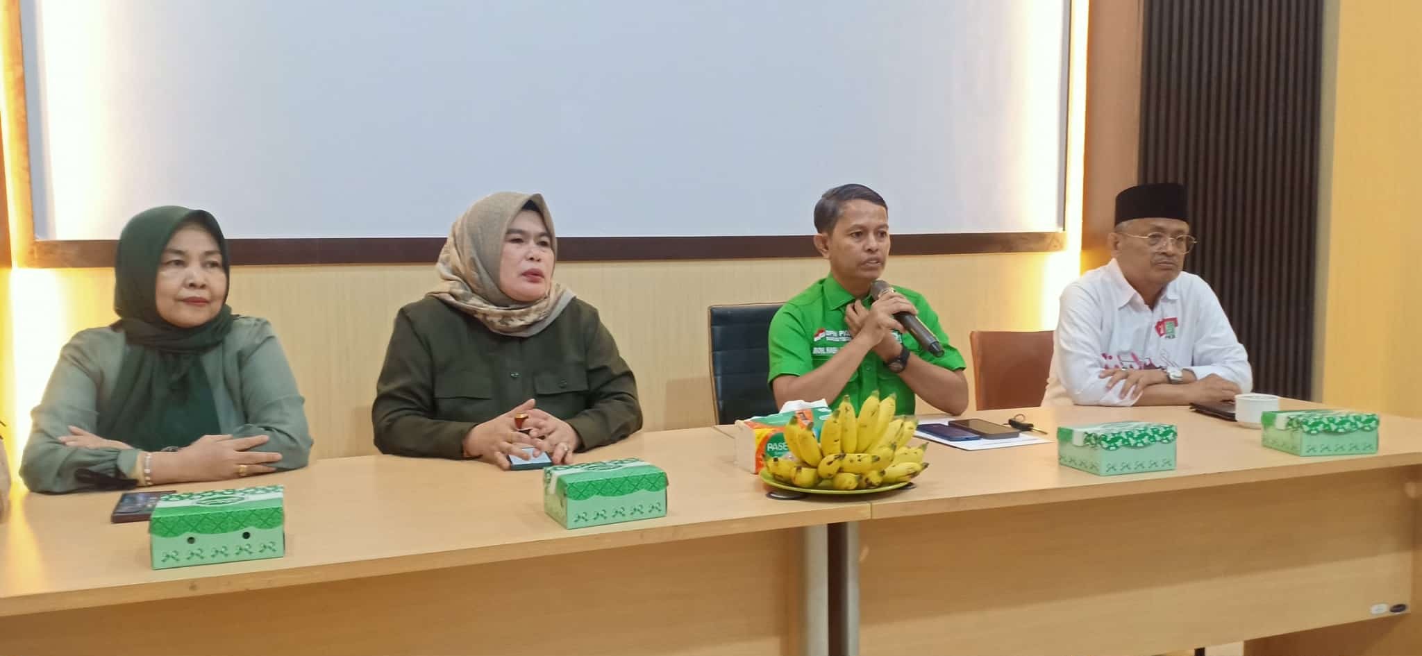 KONFERENSI PERS : Ketua DPW PKB Sulteng, Hj. Rahmawati Nur (kedua dari kiri), Habil Masri, H. Amin Tahir, dan Bendahara saat konferensi pers, Kamis (4/12/2025).(FOTO: MUCHSIN SIRADJUDIN/RADAR PALU).