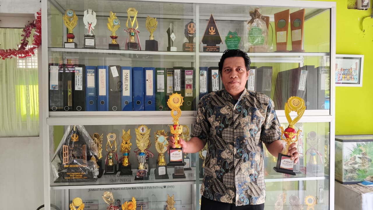 BERI PENJELASAN: &lrm;Wakasek Kurikulum SMPN 13 Palu, Mohamad Edwin memberikan penjelasan tentang dukungan sekolah terhadap kegiatan dan kompetisi siswa. Khsusunya Program Gazebo.