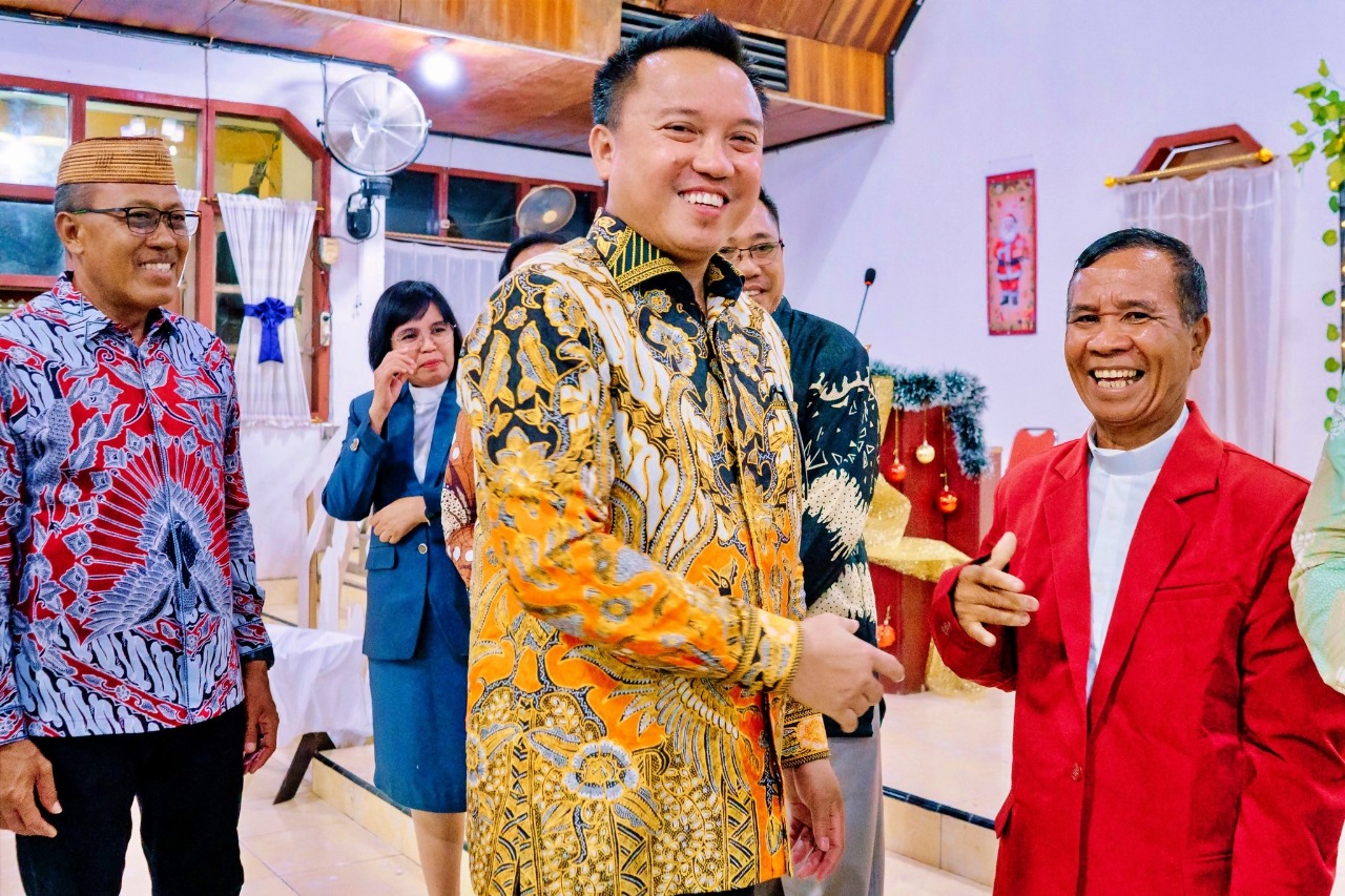 SAFARI NATAL : Bupati Morut Delis Julkarson Hehi, dan Wakil Bupati H Djira Kendjo menghadiri Safari Natal Pemkab Morut 2025, di Gereja GKST Jemaat Imanuel Korololama, Kecamatan Petasia.(FOTO: ISTIMEWA