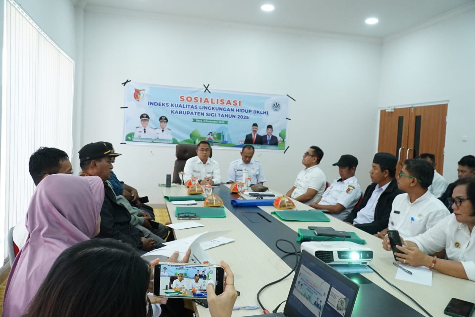 ARAHAN: Wabup Sigi, Samuel Yansen Pongi saat memberikan arahan kepada pengelola lingkungan hidup di Kabupaten Sigi.(FOTO: ANGEL SUMBARA/RADAR PALU).