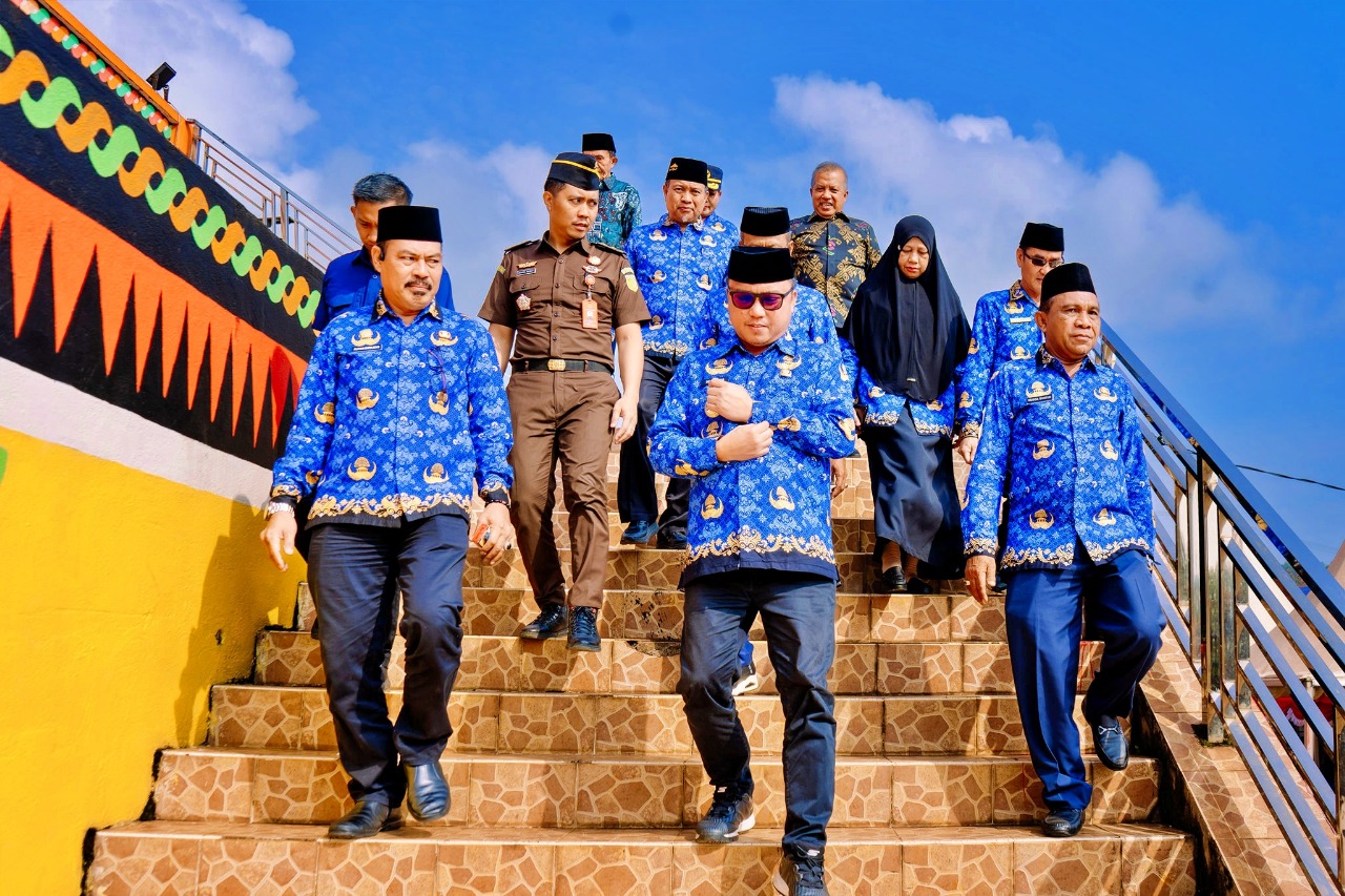 PENGHARGAAN : Bupati Morut, Delis Julkarson Hehi, didampingi Sekkab Musda Guntur, beserta pejabat lainnya di Kantor Bupati di Kolonodale beberapa waktu lalu.(FOTO: ISTIMEWA/RADAR PALU).