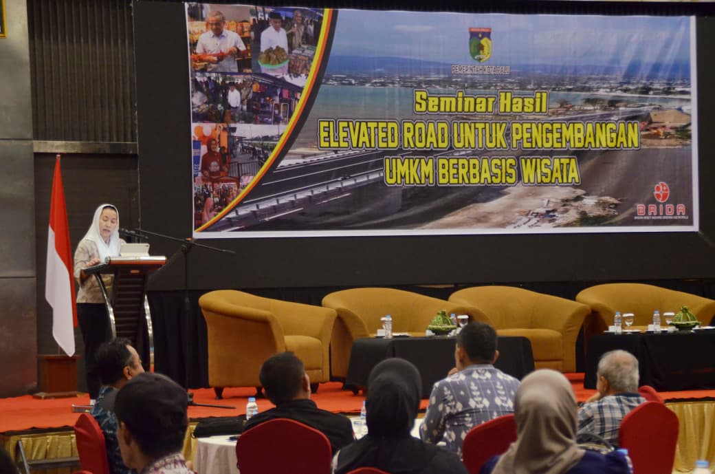 KOTA GLOBAL : Seminar Akhir Studi Kelayakan Elevated Road untuk Pengembangan UMKM Berbasis Wisata yang dibuka secara resmi Wakil Wali Kota Palu, Imelda Liliana Muhidin.