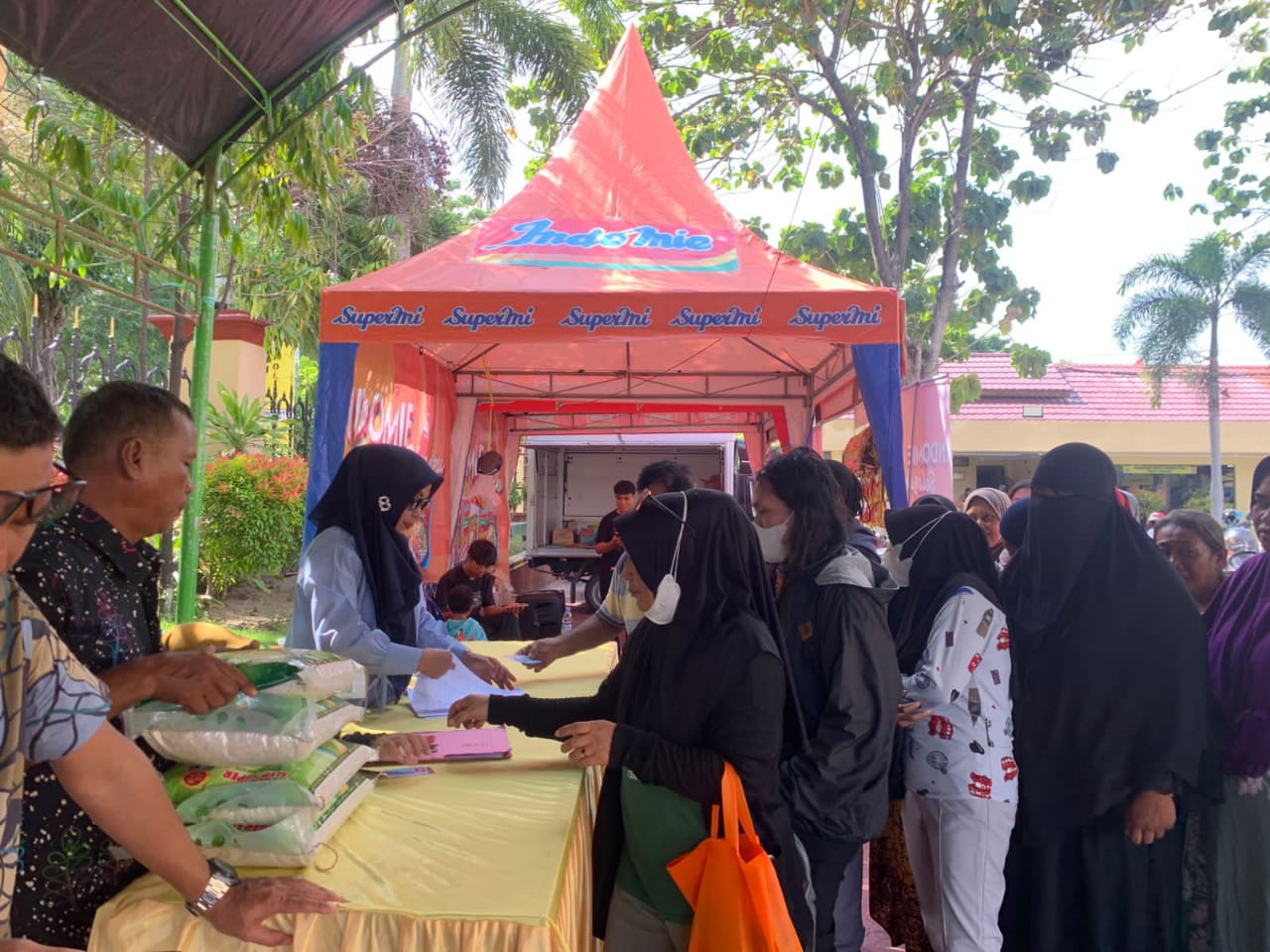 PKH DIBERI SUBSIDI: Antusias Masyarakat dalam berbelanja di Pasar Murah pada Kamis (4/12/2025).