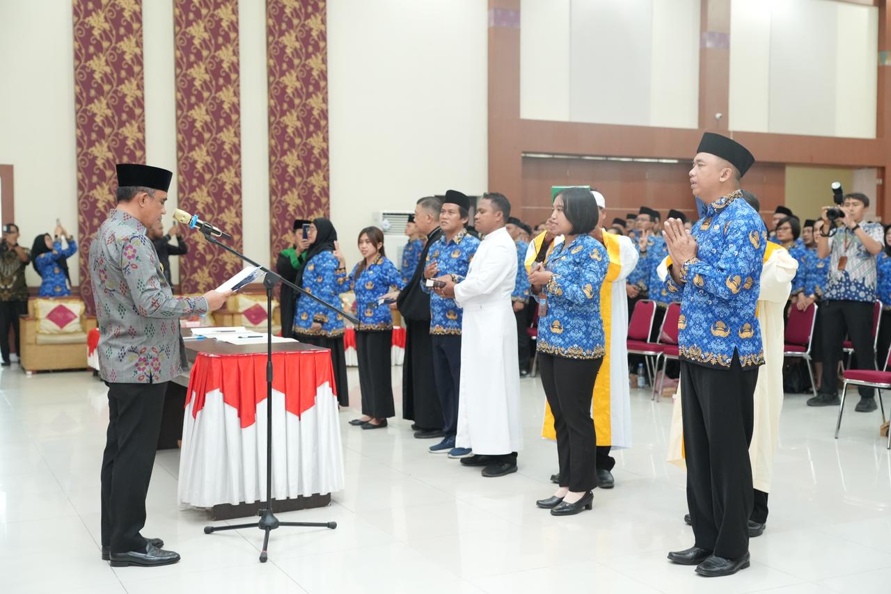 Gubernur Sulawesi Tengah Anwar Hafid memimpin pengambilan sumpah dan janji ASN 2025 di Gedung Pogombo, Palu, Kamis (4/12/2025).