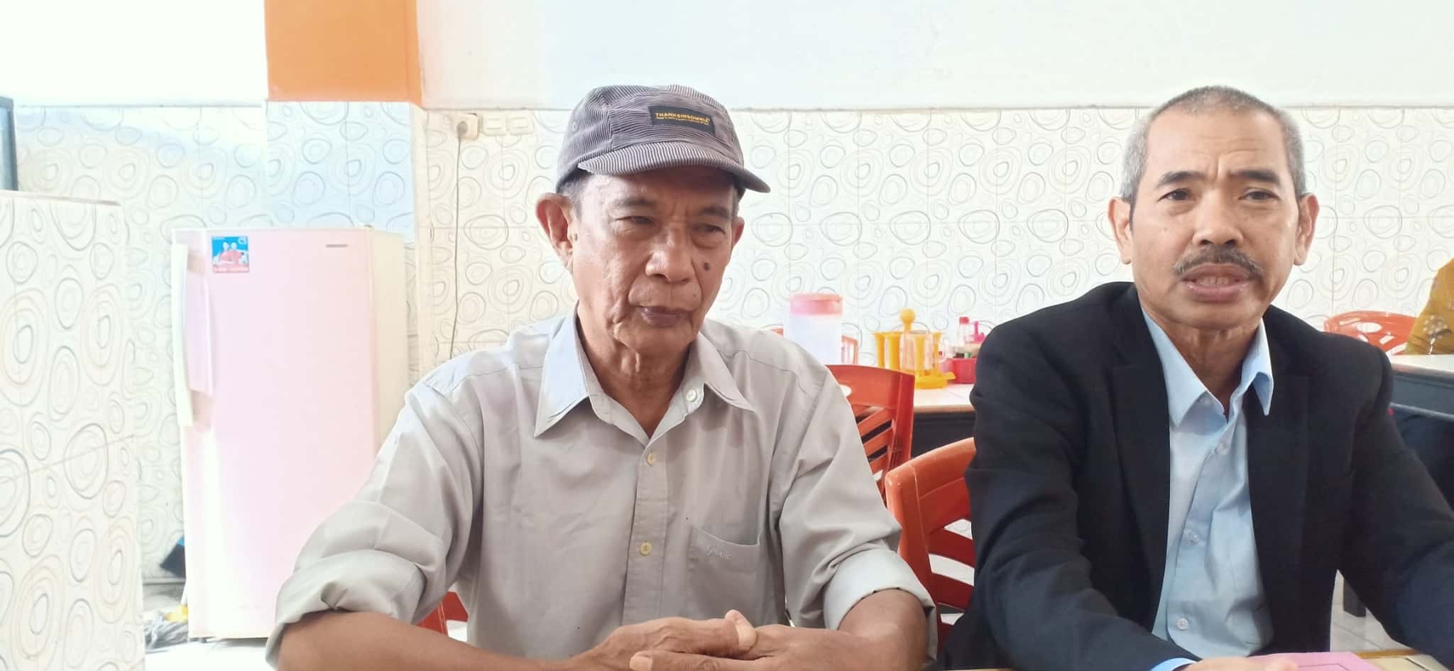 KASUS : Wakil Ketua Dewan Kehormatan DPRW Partai Demokrat Sulteng, Andi Syafruddin (kiri), dan Kuasa Hukum korban, Jamrin Zainas.(FOTO: MUCHSIN SIRADJUDIN/RADAR PALU).