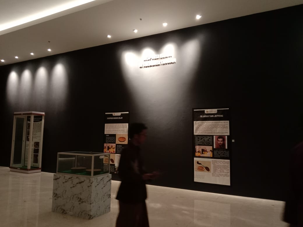MUSEUM MASJID KHAIRAAT : Pengunjung mengamati arsip dan benda peninggalan sejarah Islam di Galeri Sejarah Islam Sulawesi Tengah, Masjid Baitul Khairaat, Palu, Kamis (5/12/2025).