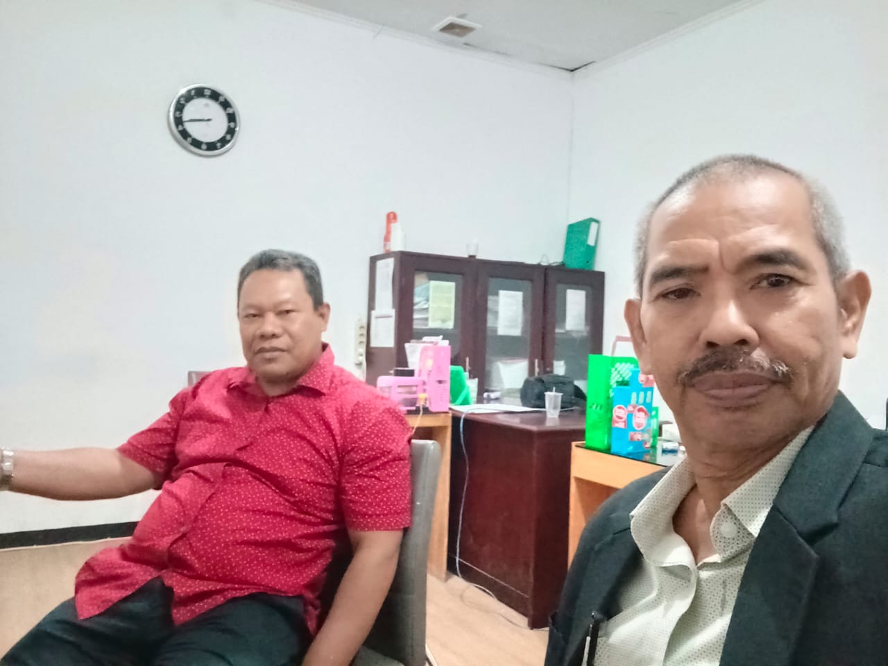 MELAPOR: Mantan Bupati Morut, Moh. Asrar Abdul Samad, didampingi Penasehat Hukumnya Jamrin Zainas melapor di Ditressiber Polda Sulteng, Senin (1/12/2025).(FOTO: ISTIMEWA/RADAR PALU).
