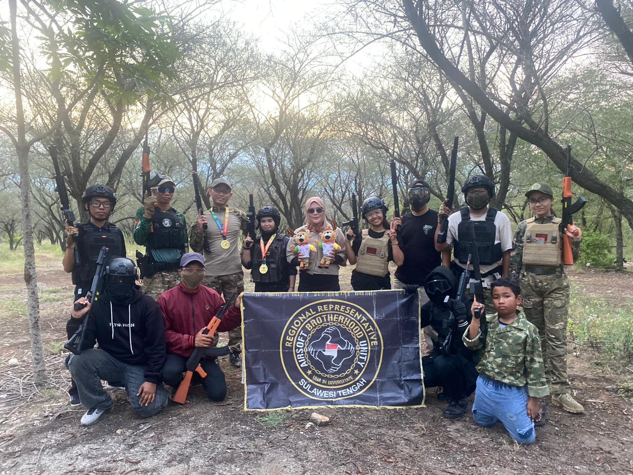 TERUS BERKEMBANG: Para anggota, ketua dan pengurus Komunitas airsoft gun, Airsoft Brotherhood United (ABU) Sulawesi Tengah berfoto bersama di sela-sela latihan di Hutan Kota pada Minggu (30/11/2025).