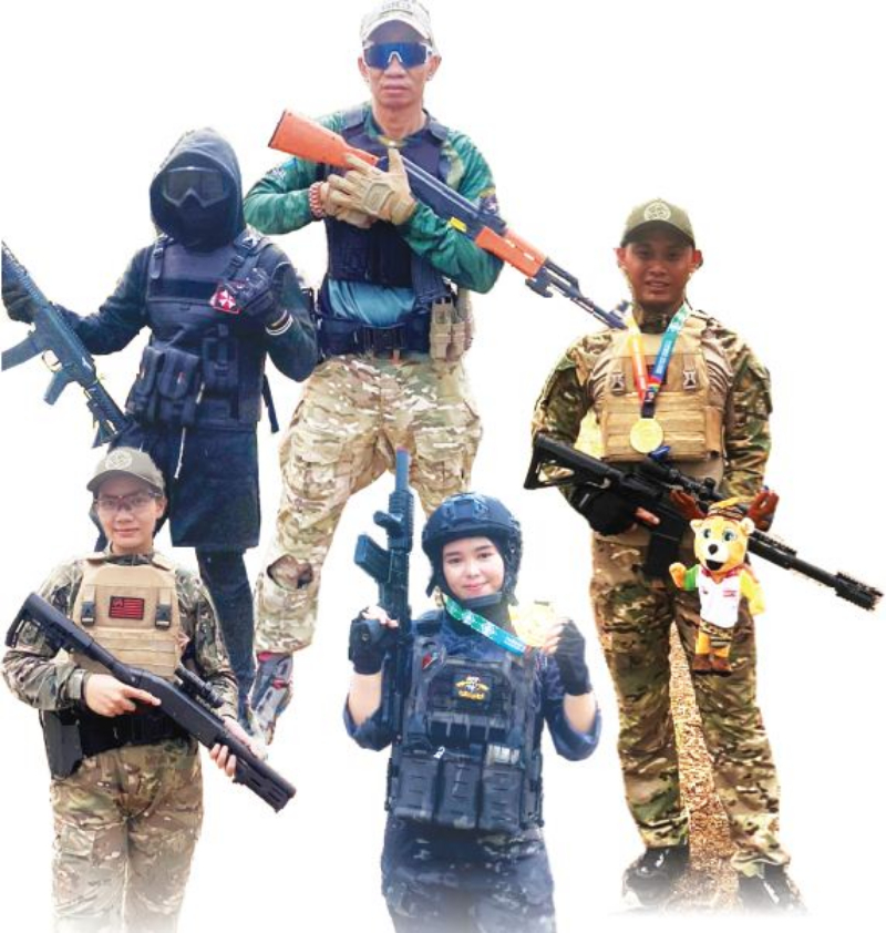 GAGAH: Para anggota komunitas Airsoft Brotherhood United Sulawesi Tengah, terlihat gagah dengan kostum dan unit airsoft gun masing-masing.