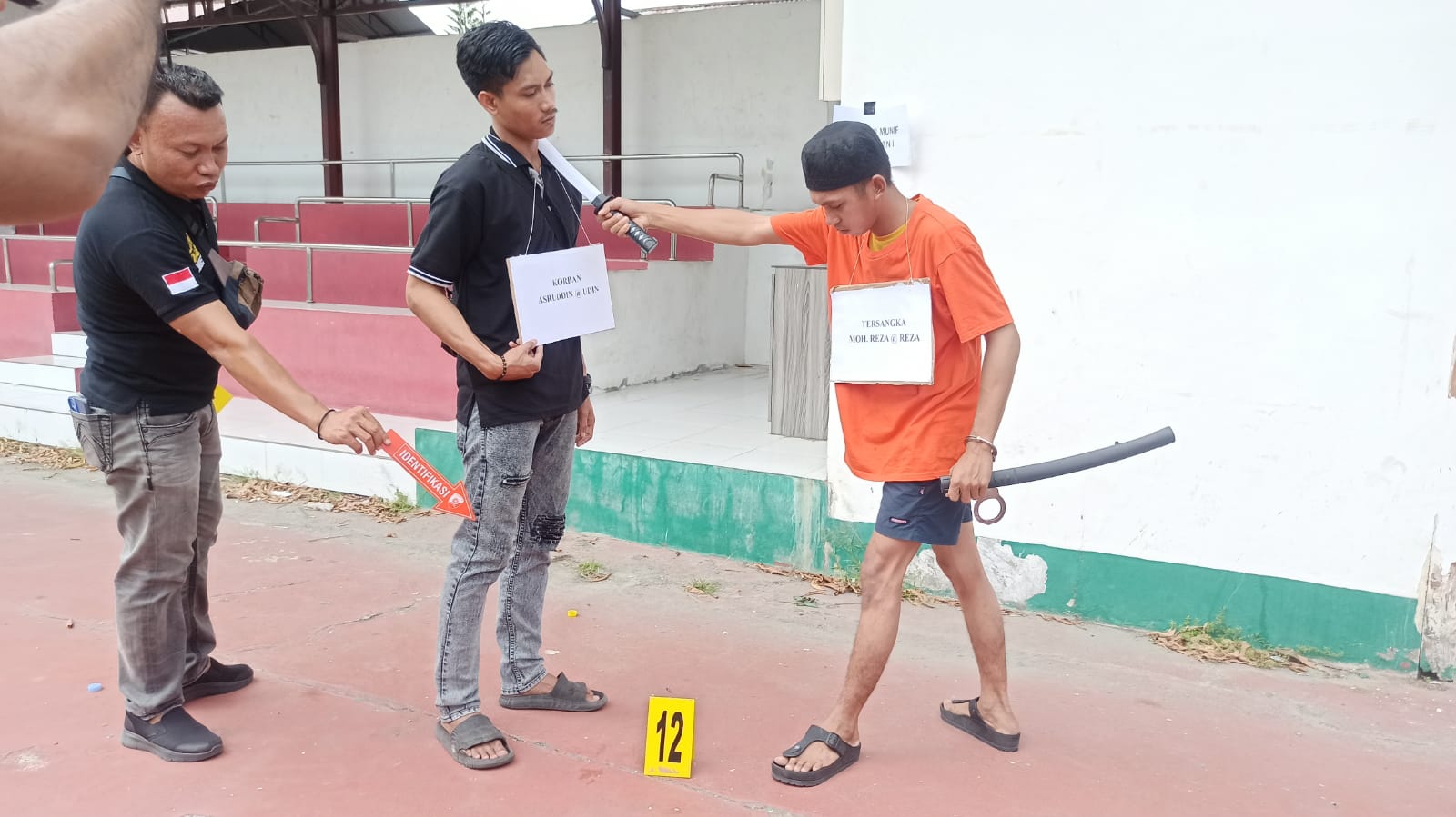Tersangka memperagakan adegan ke-12 saat menebas korban menggunakan sebilah samurai dalam rekonstruksi kasus pembunuhan di Kabonena.